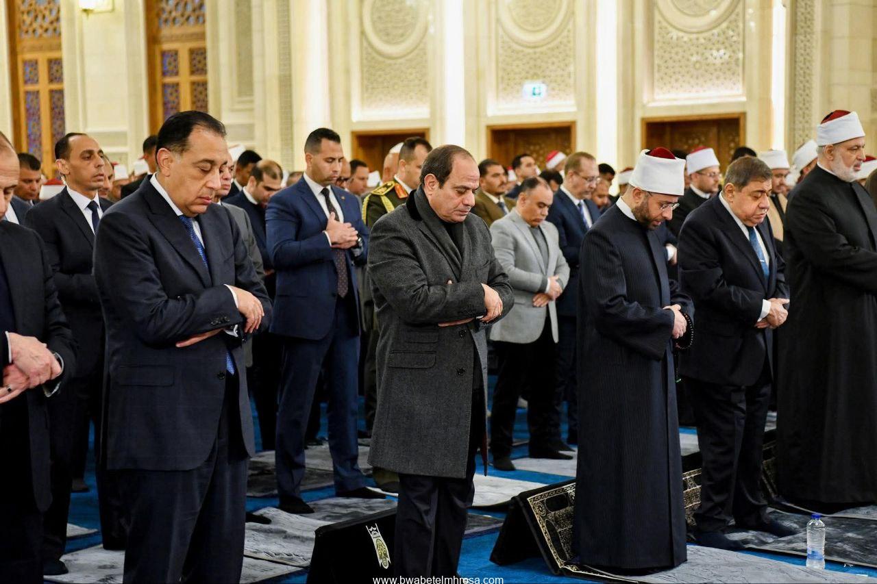 الرئيس السيسي يؤدي صلاه الفجر بمسجد العزيز الحكيم بالمقطم